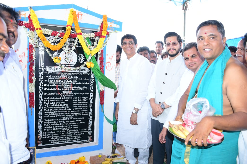 జాతీయ రహదారి నిర్మాణానికి భూమి పూజ చేస్తున్న మంత్రి బుగ్గన