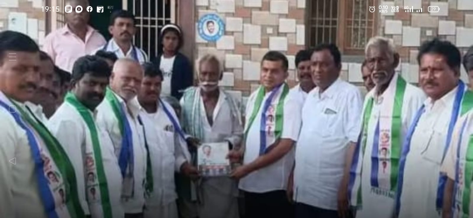 పథకాల బుక్‌లెట్‌న్‌ అందజేస్తున్న ఎంపీపీ బుగ్గన నాగభూషణం రెడ్డి