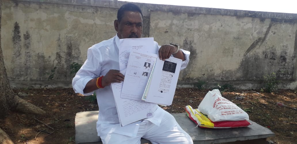 విలేకరుల సమావేశంలో విఆర్వో నకిలీ సర్టిఫికెట్లను చూపుతున్న సోదరుడు బోయ వెంకటేశ్వర్లు