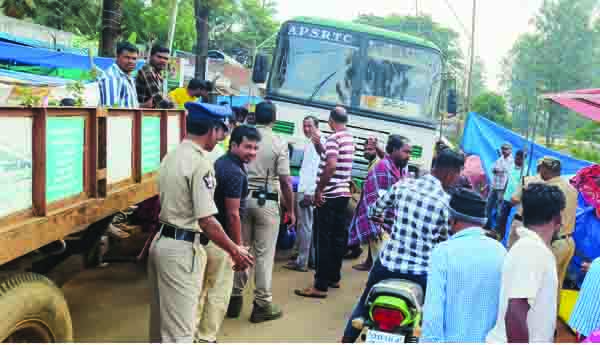 ట్రాక్టర్‌ను ఢ కొన్న బస్‌