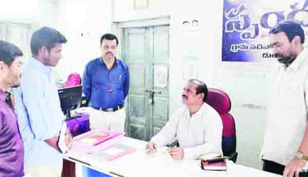 మాట్లాడుతున్న జెడ్‌పి సిఇఒ