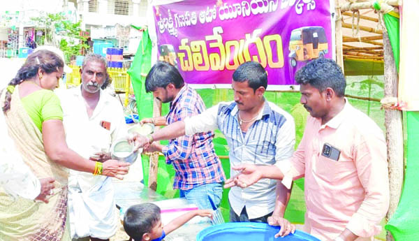 ఆటో యూనియన్‌ ఆధ్వర్యంలో మజ్జిగ పంపిణీ