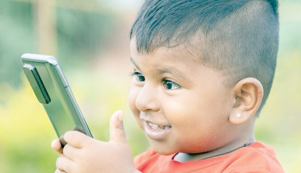 children-dont-use-smart-phone-