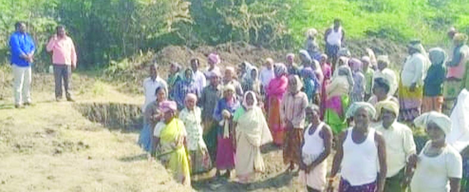 ఉపాధి కూలీలకు సూచనలిస్తున్న ఎపిఒ మాధవ శంకర్‌