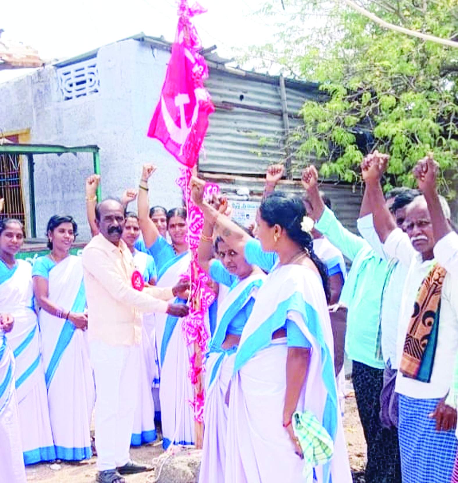 చిప్పగిరిలో జెండాను ఆవిష్కరిస్తున్న సిఐటియు నాయకులు