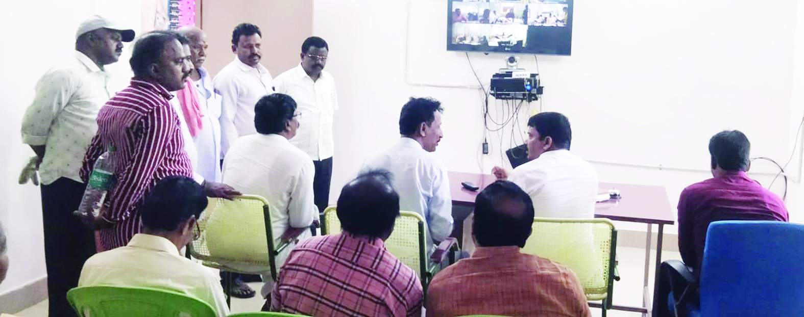 స్పందనలో తహశీల్దార్‌ లక్ష్మీనారాయణతో మాట్లాడుతున్న గుమ్మనూరు రైతులు