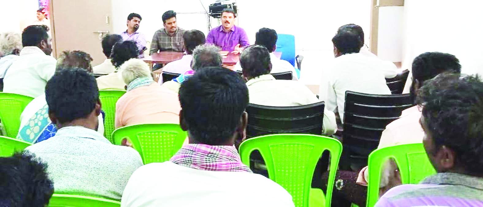 ఆయకట్టు రైతులతో మాట్లాడుతున్న తహశీల్దార్‌ లక్ష్మీనారాయణ, ఇరిగేషన్‌ అధికారులు