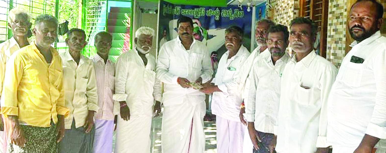 తిమ్మాపురం గ్రామ పెద్దలకు విరాళం అందజేస్తున్న జడ్‌పిటిసి విరుపాక్షి