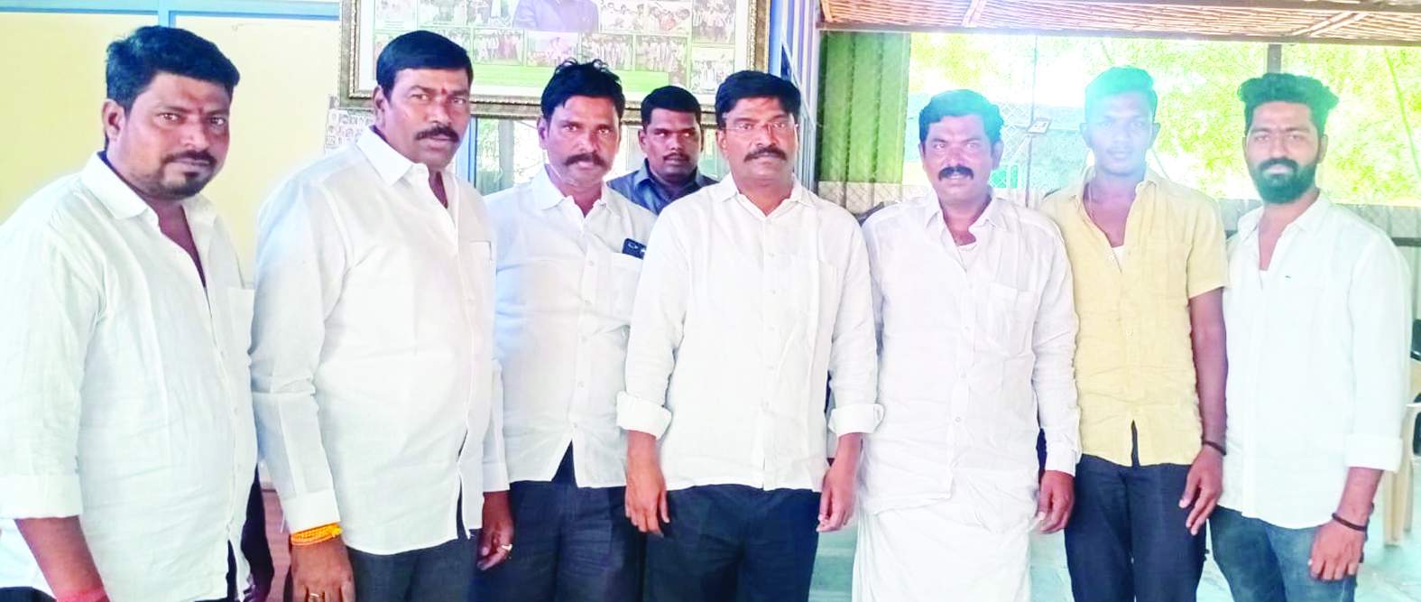 అనంతపురం ఎంపీ తలారి రంగయ్యను మర్యాదపూర్వకంగా కలిసిన జడ్‌పిటిసి విరుపాక్షి