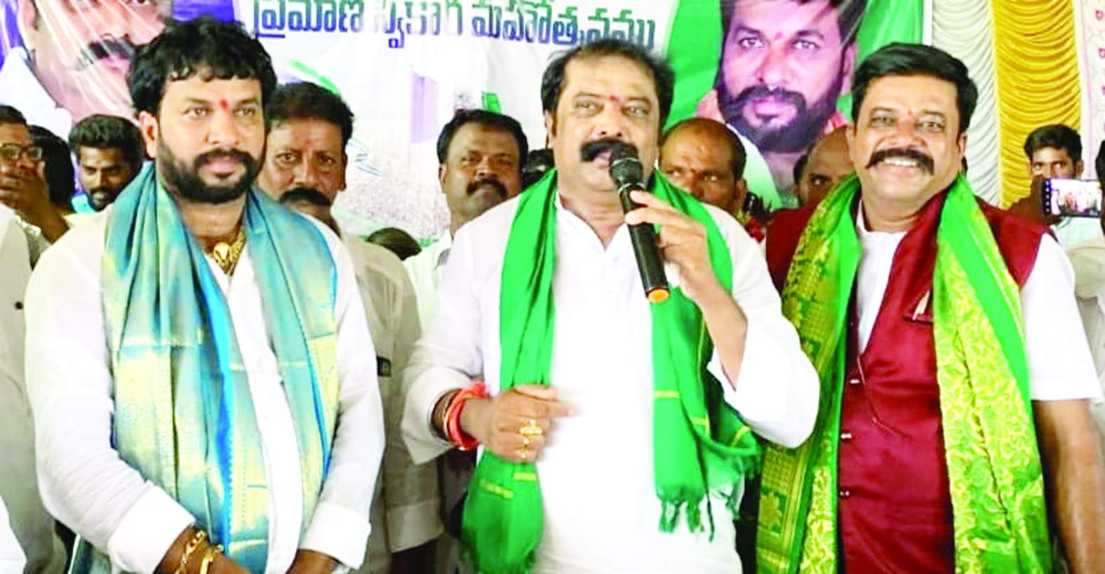 వైసిపి మండల కన్వీనర్‌గా రంగస్వామిని ప్రకటిస్తున్న మంత్రి జయరాం