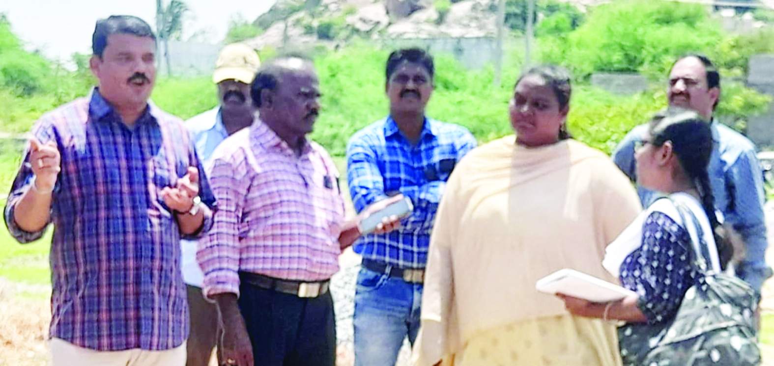 నగరడోన జగనన్న కాలనీలో పర్యటిస్తున్న అధికారులు