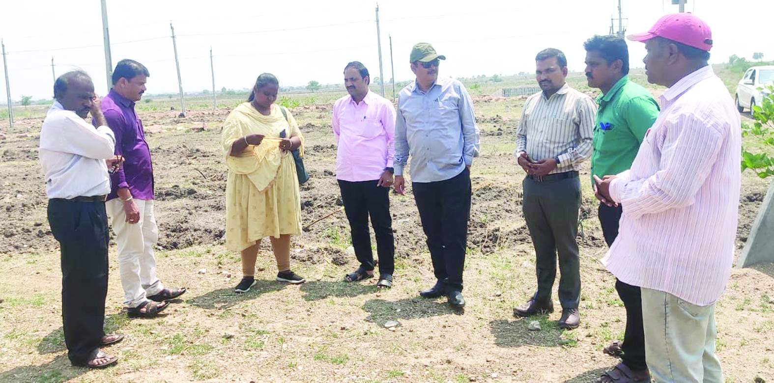 చిప్పగిరి జగనన్న కాలనీలోని వసతులను పరిశీలిస్తున్న ప్రత్యేకాధికారి వేణుగోపాల్‌