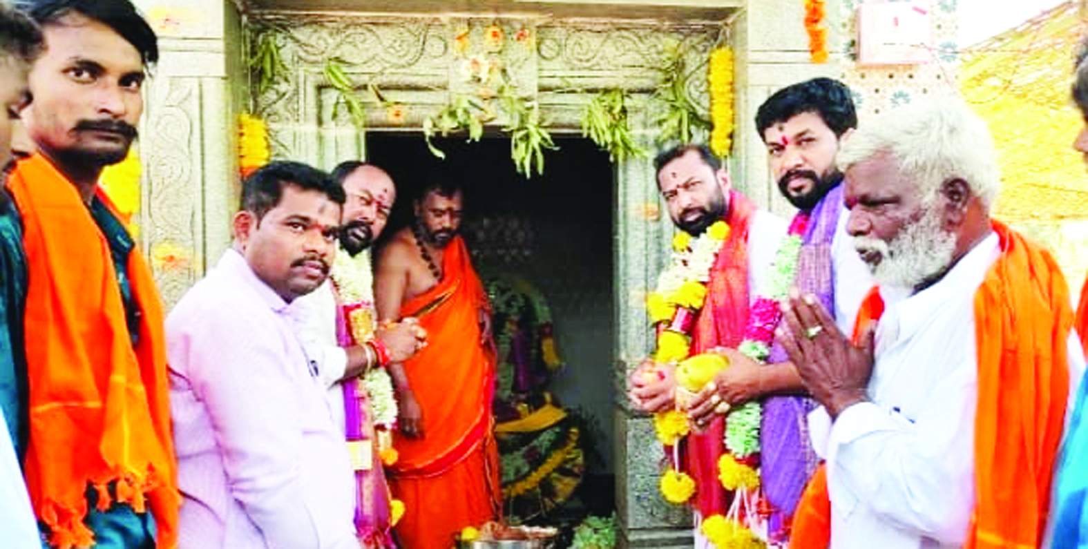 అమ్మవారిని దర్శించుకుంటున్న ప్రజా ప్రతినిధులు