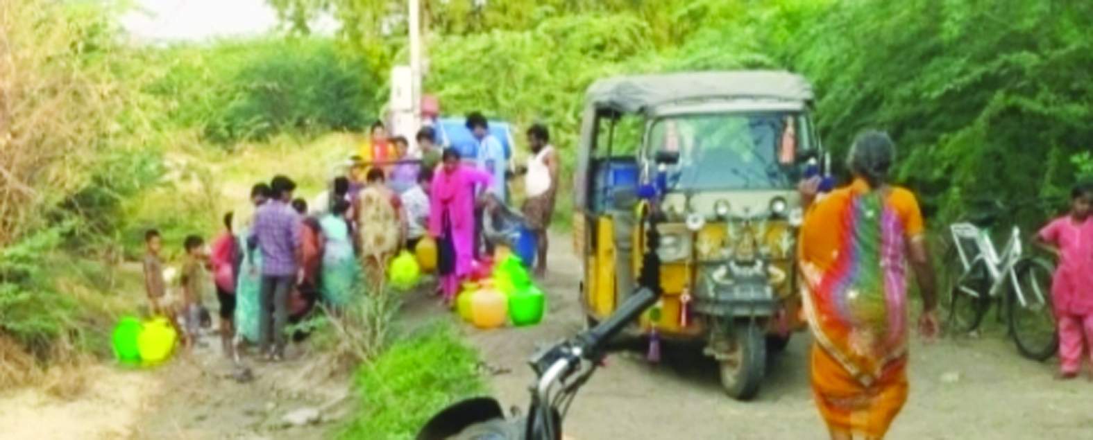 బోరు వద్ద నీటిని తెచ్చుకుంటున్న ప్రజలు