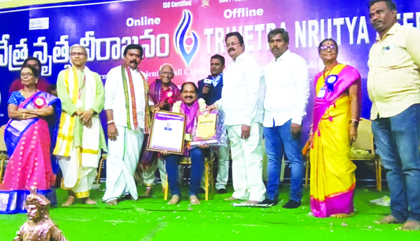 డాక్టర్‌ రాధాకృష్ణకు సెలబ్రిటీ అవార్డు