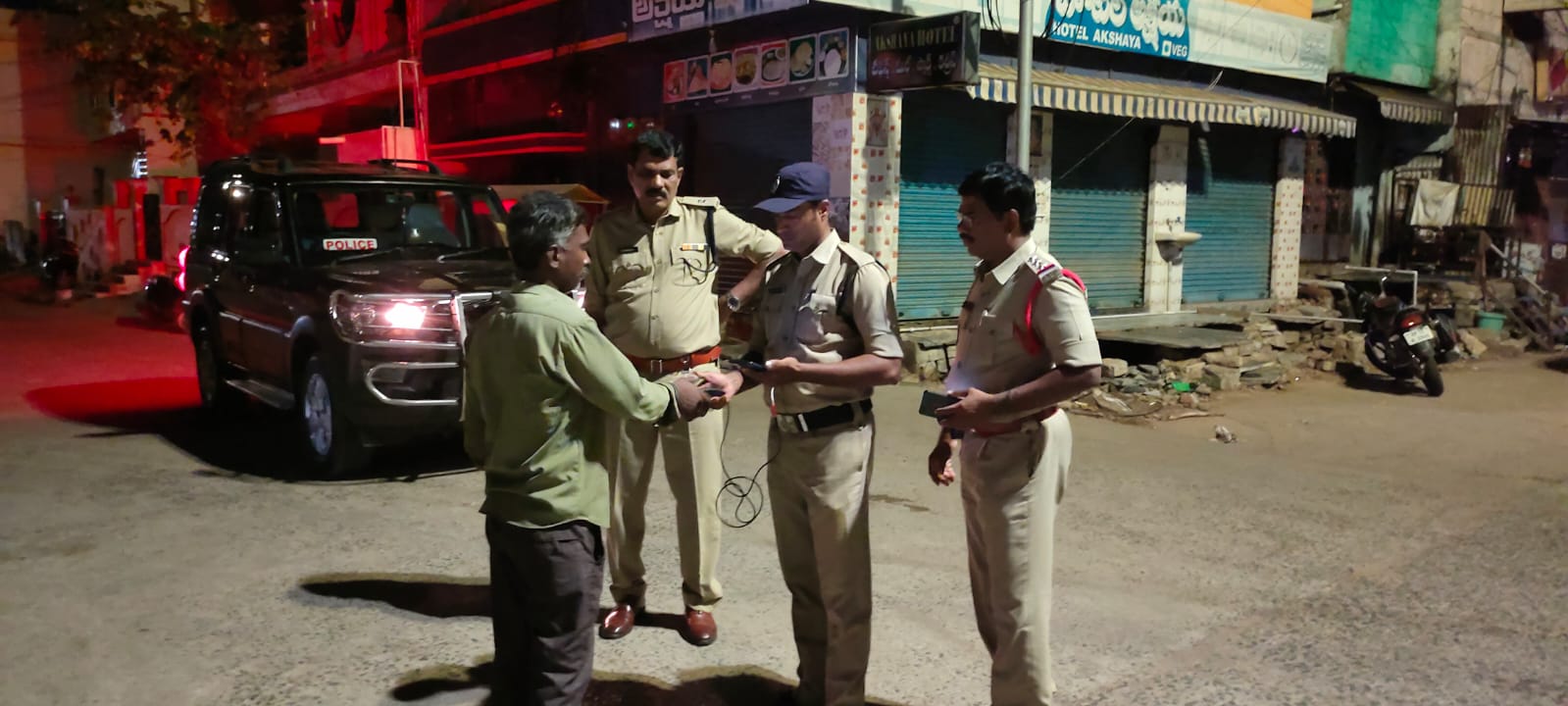  పట్టణంలో అర్ధరాత్రి తనిఖీలు చేస్తున్న ఏఎస్పి