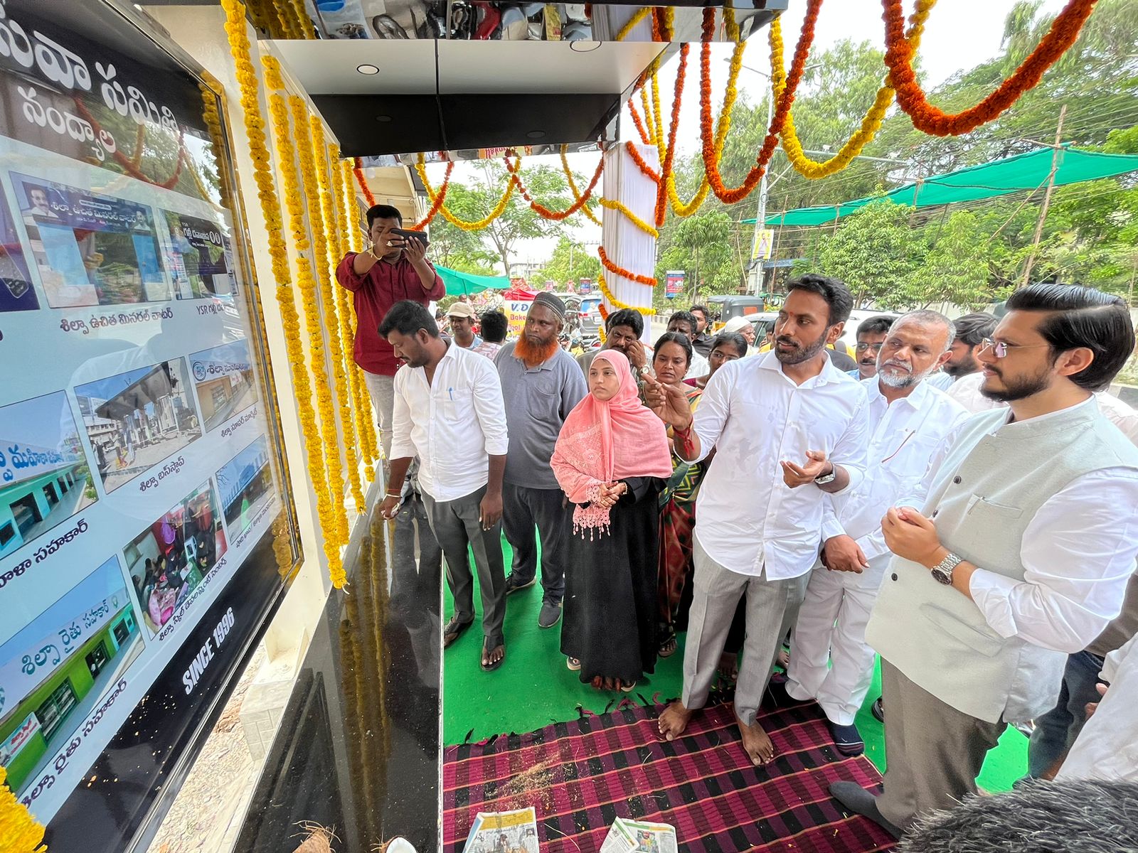 నూతనంగా నిర్మించిన బస్సు షెల్టర్‌ ను ప్రారంభించిన జిల్లా కలెక్టర్‌ ఎమ్మెల్యే తదితరులు