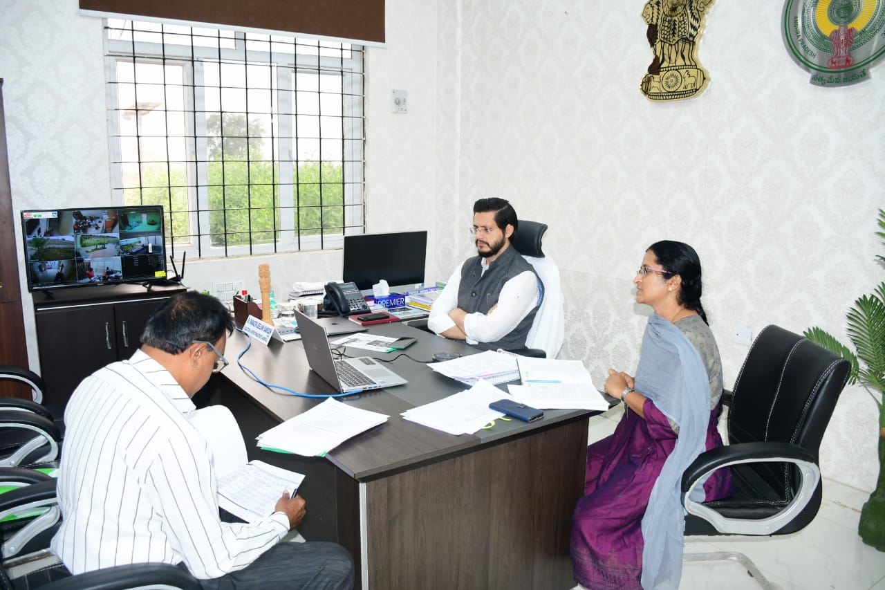  జూమ్‌ కాన్ఫరెన్స్‌లో మాట్లాడుతున్న జిల్లా కలెక్టర్‌