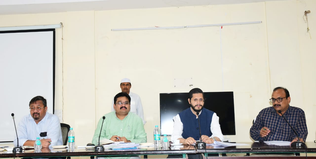 సమావేశంలో మాట్లాడుతున్న జిల్లా కలెక్టర్