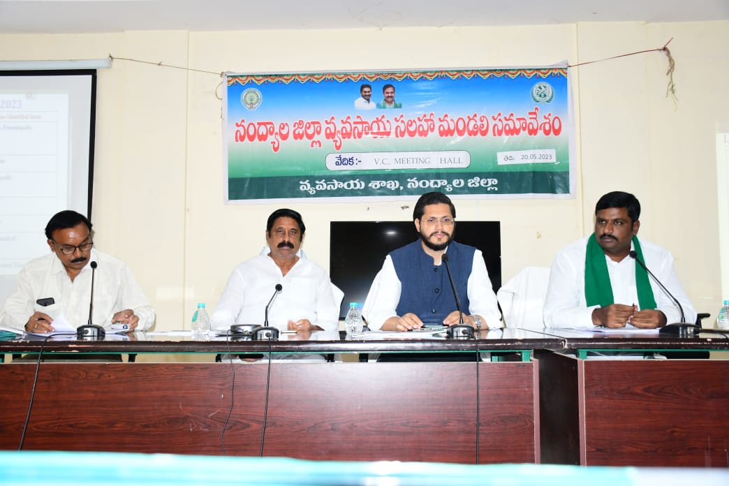 మాట్లాడుతున్న జిల్లా కలెక్టర్‌