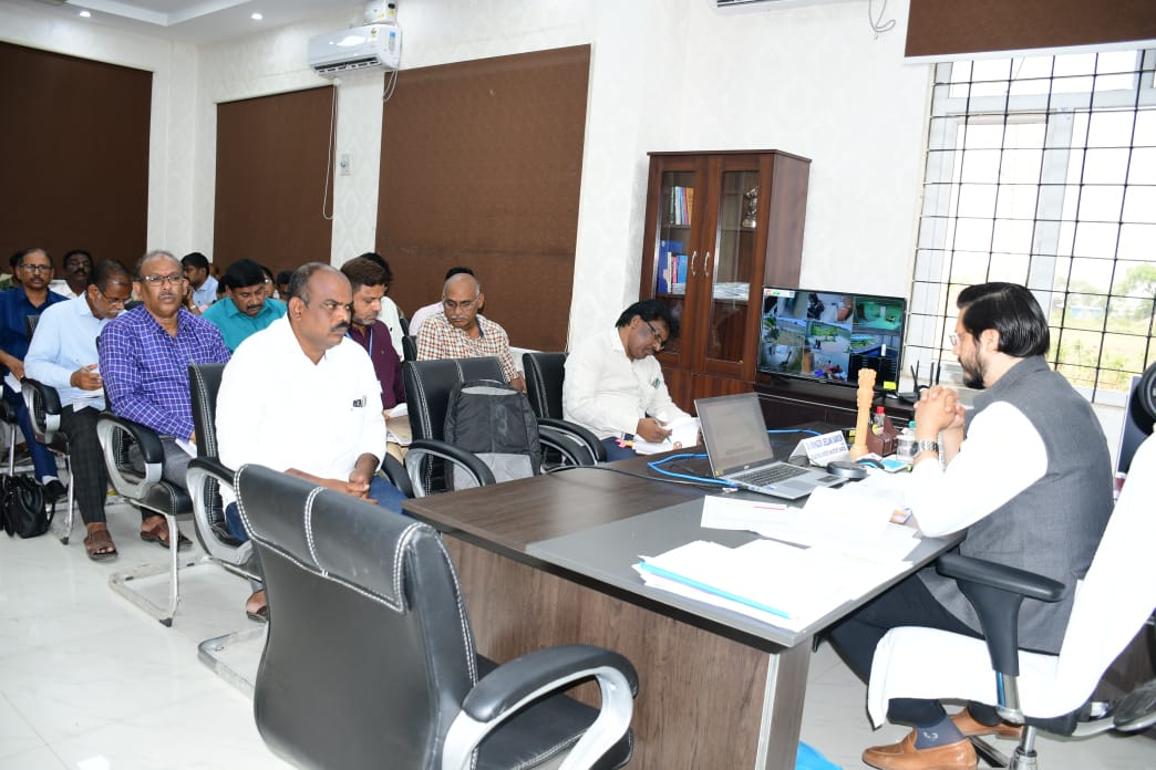 వీడియో కాన్ఫరెన్స్‌లో పాల్గొన్న జిల్లా కలెక్టర్‌, వైద్యాధికారులు