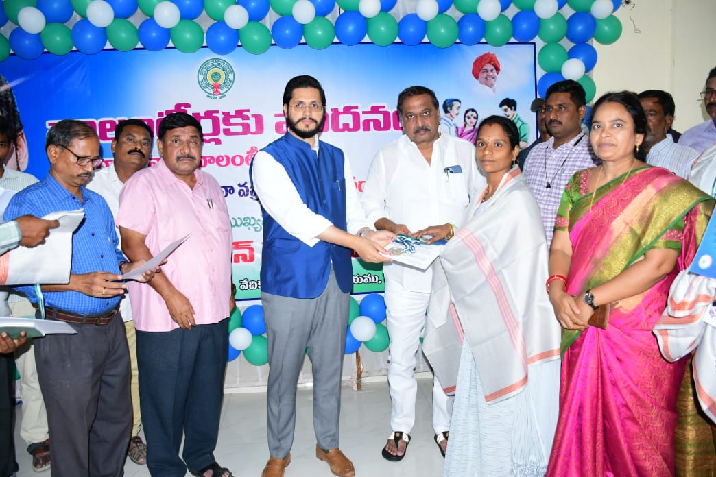 వాలంటీర్లకు పురస్కారాలు అందిస్తున్న జిల్లా కలెక్టర్, ఎమ్మెల్యే శిల్పా చక్రపాణి రెడ్డి తదితరులు