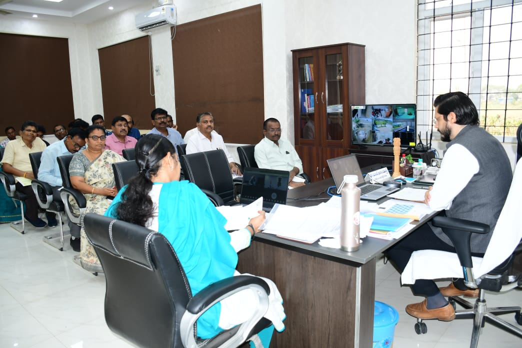 వీడియో కాన్ఫరెన్స్ లో పాల్గొన్న జిల్లా కలెక్టర్, జాయింట్ కలెక్టర్