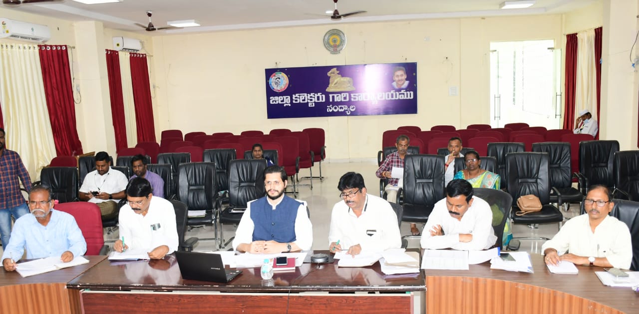 జిల్లా కలెక్టరు తాగునీటి సమస్యపై సమీక్షిస్తున్న జిల్లా కలెక్టర్