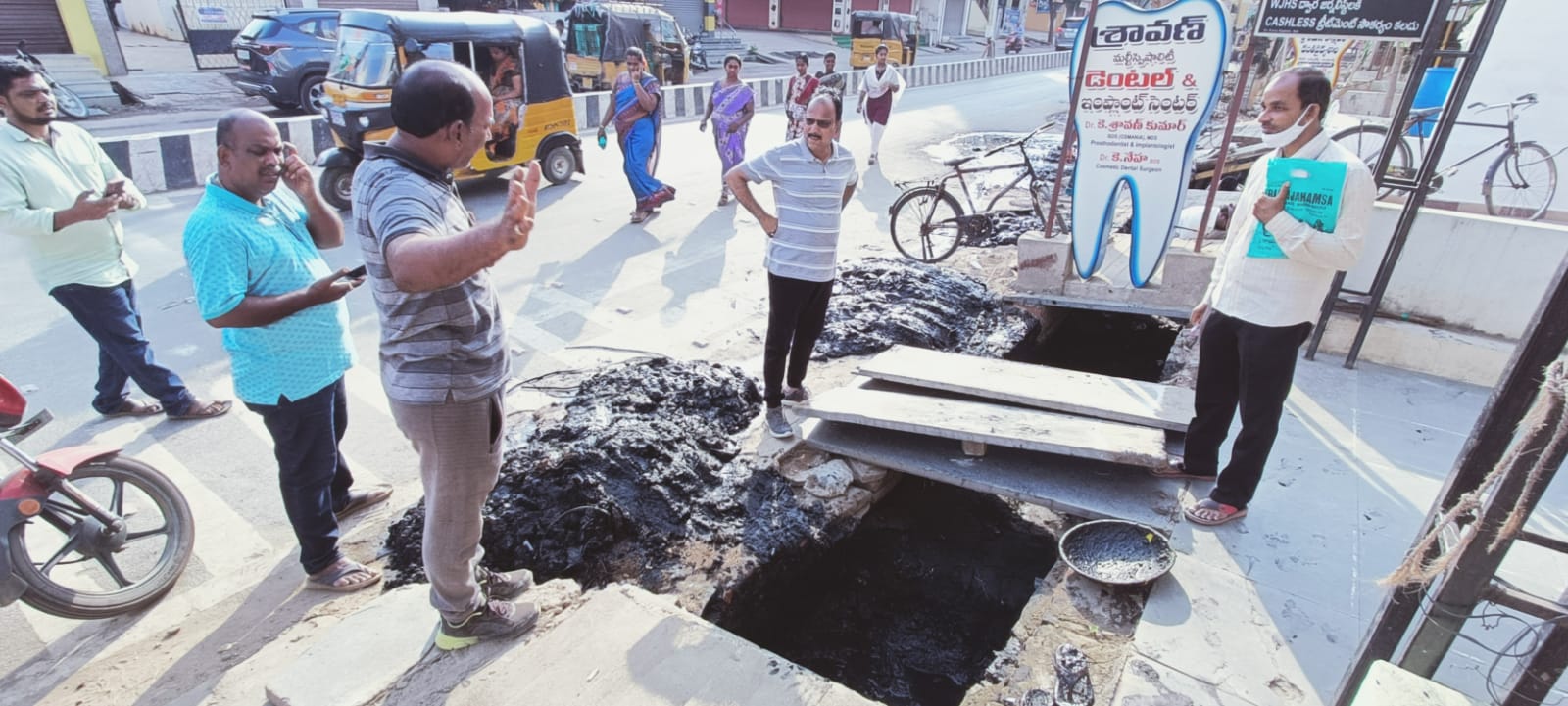 డ్రైనేజీ సమస్యను పరిశీలిస్తున్న కమిషనర్