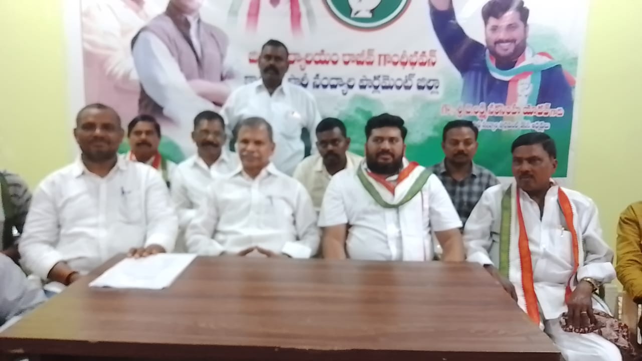 విలేకర్ల సమావేశంలో మాట్లాడుతున్న ఎన్‌.తులసి రెడ్డి