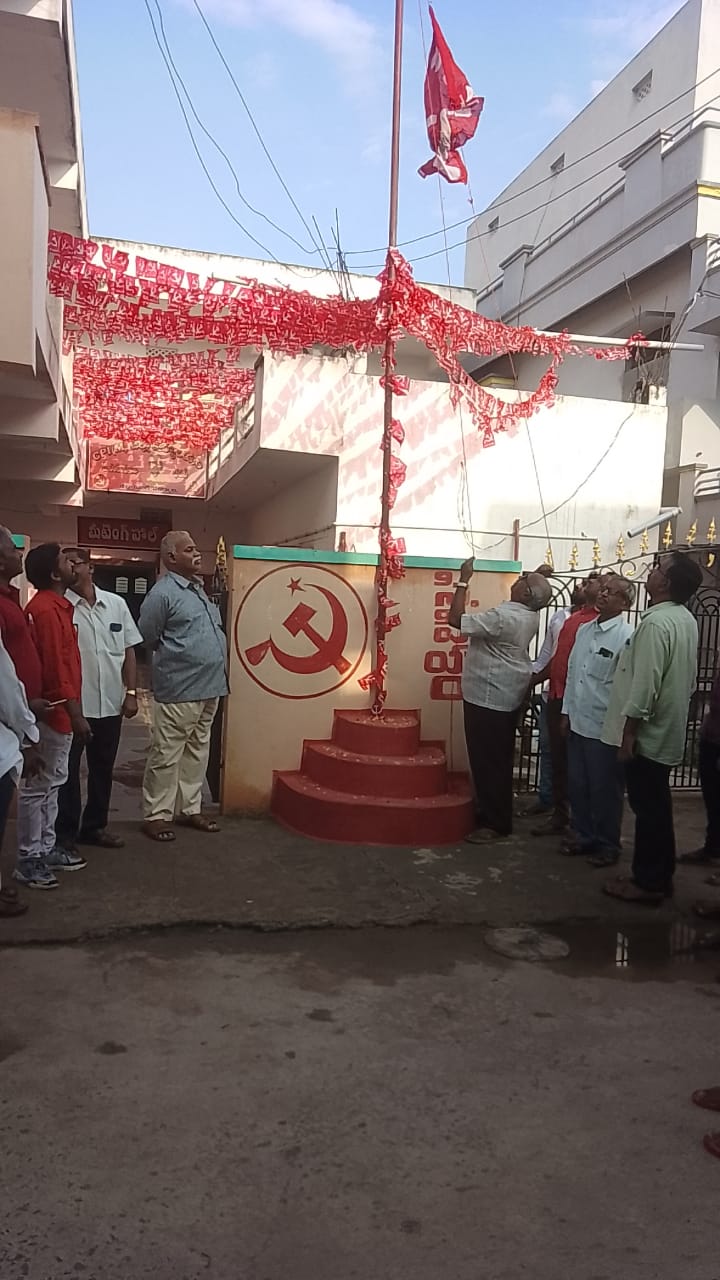 జెండాను ఎగురవేస్తున్న సిపిఎం జిల్లా కార్యదర్శి టి. రమేష్‌ కుమార్‌