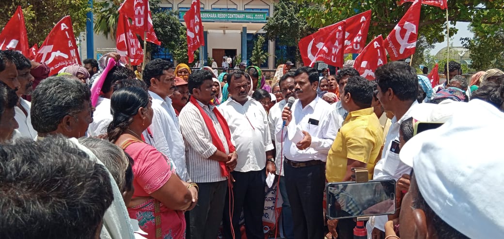 ఉపాధి కూలీలతో మాట్లాడుతున్న పీడీ రామ చంద్రా రెడ్డి