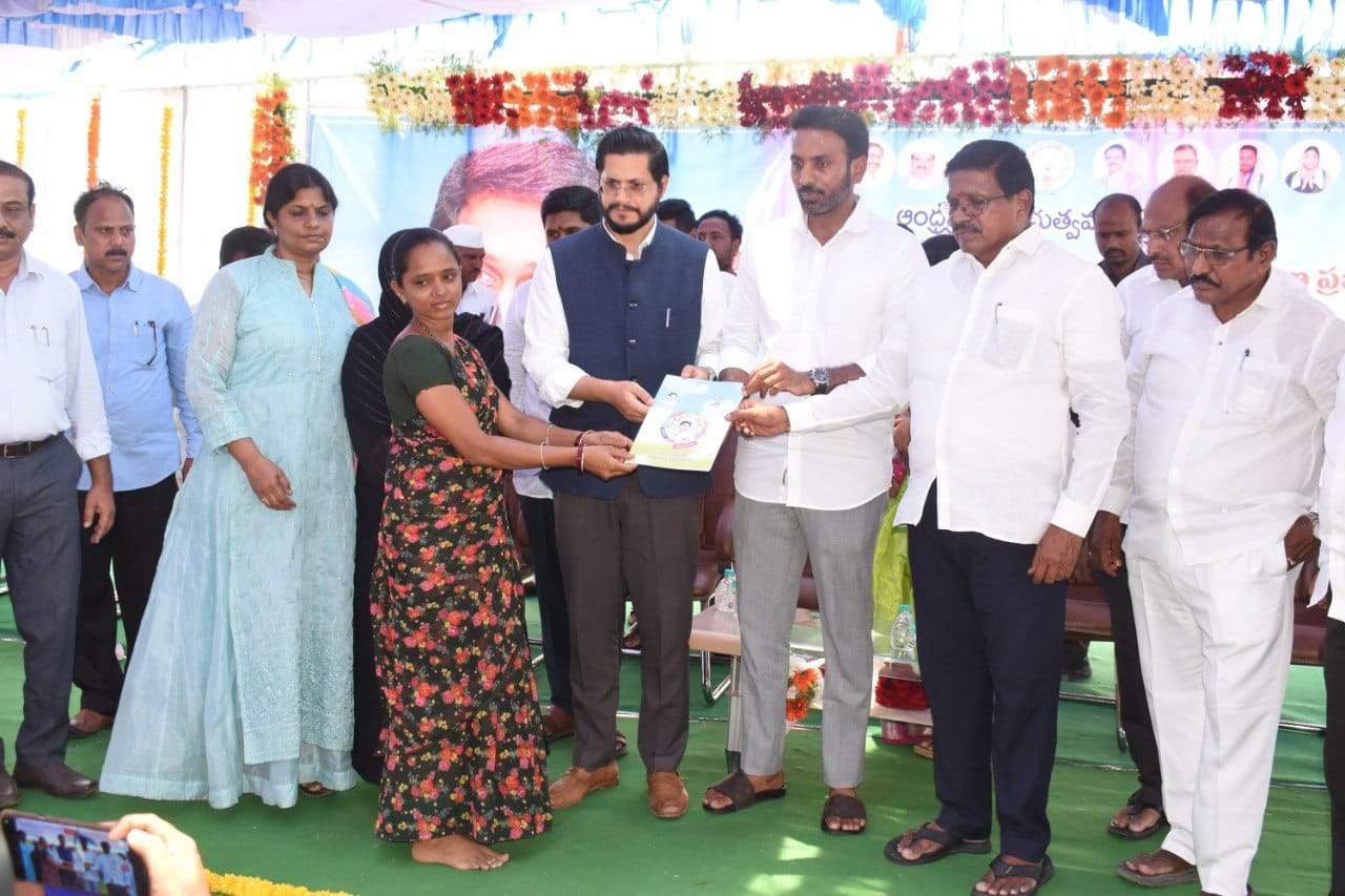 ఇళ్ల పట్టాలు పంపిణీ చేస్తున్న కలెక్టర్‌, ఎంపీ, ఎమ్మెల్యే