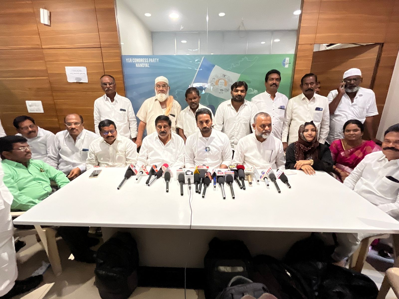 విలేకరుల సమావేశంలో మాట్లాడుతున్న ఎమ్మెల్యే శిల్పా రవి