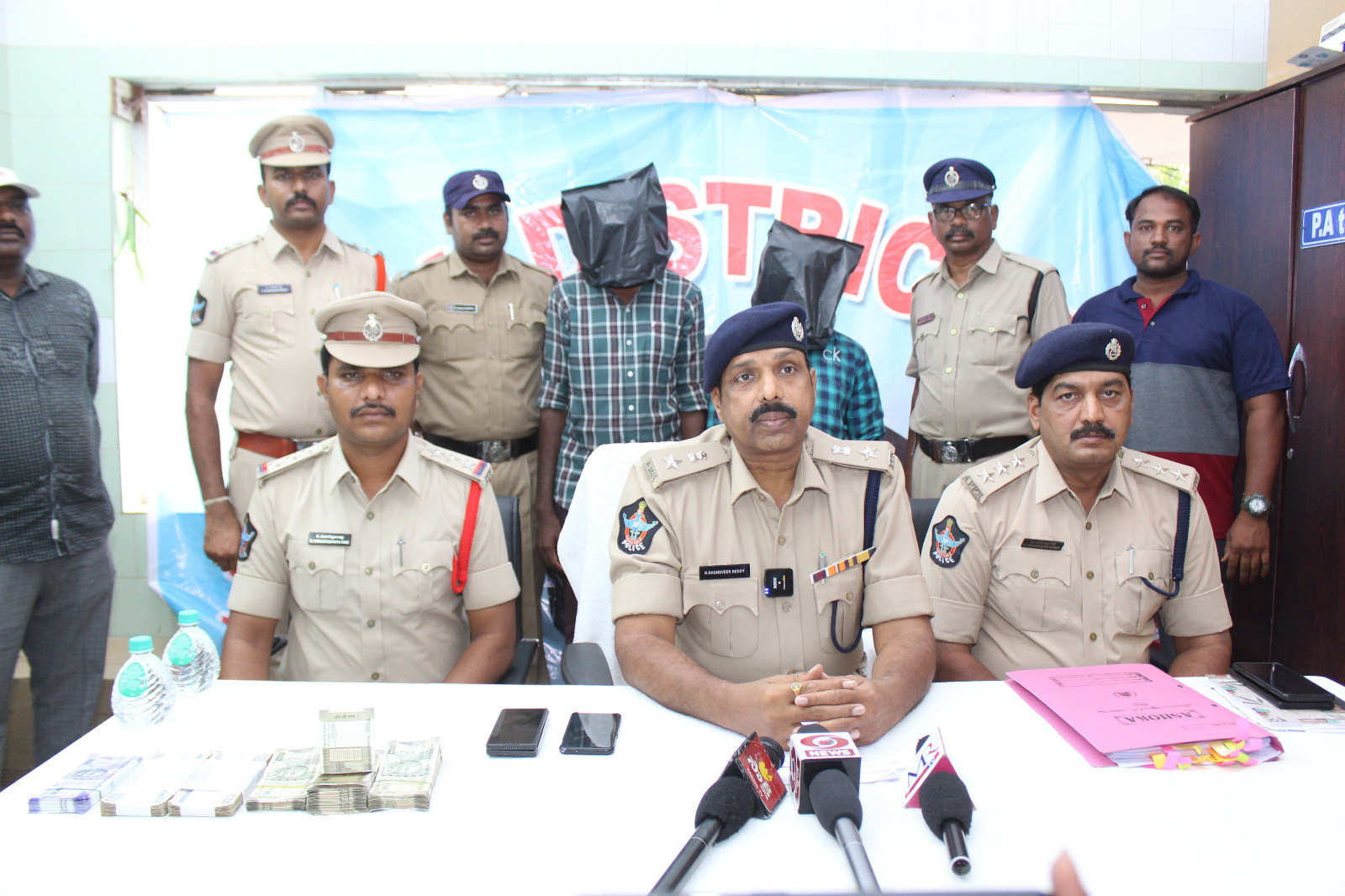 విలేకరుల సమావేశంలో మాట్లాడుతున్న జిల్లా ఎస్పీ