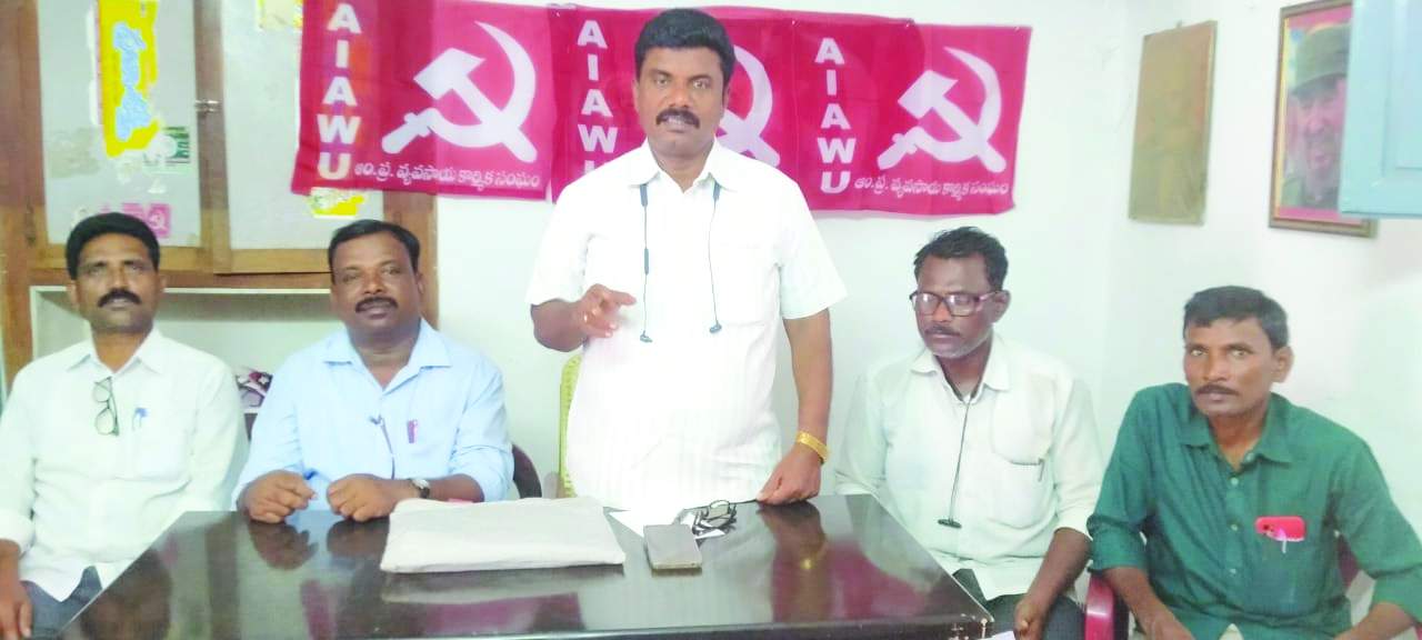  మాట్లాడుతున్న వ్యకాసం జిల్లా అధ్యక్షులు ఎం.నాగేశ్వరరావు