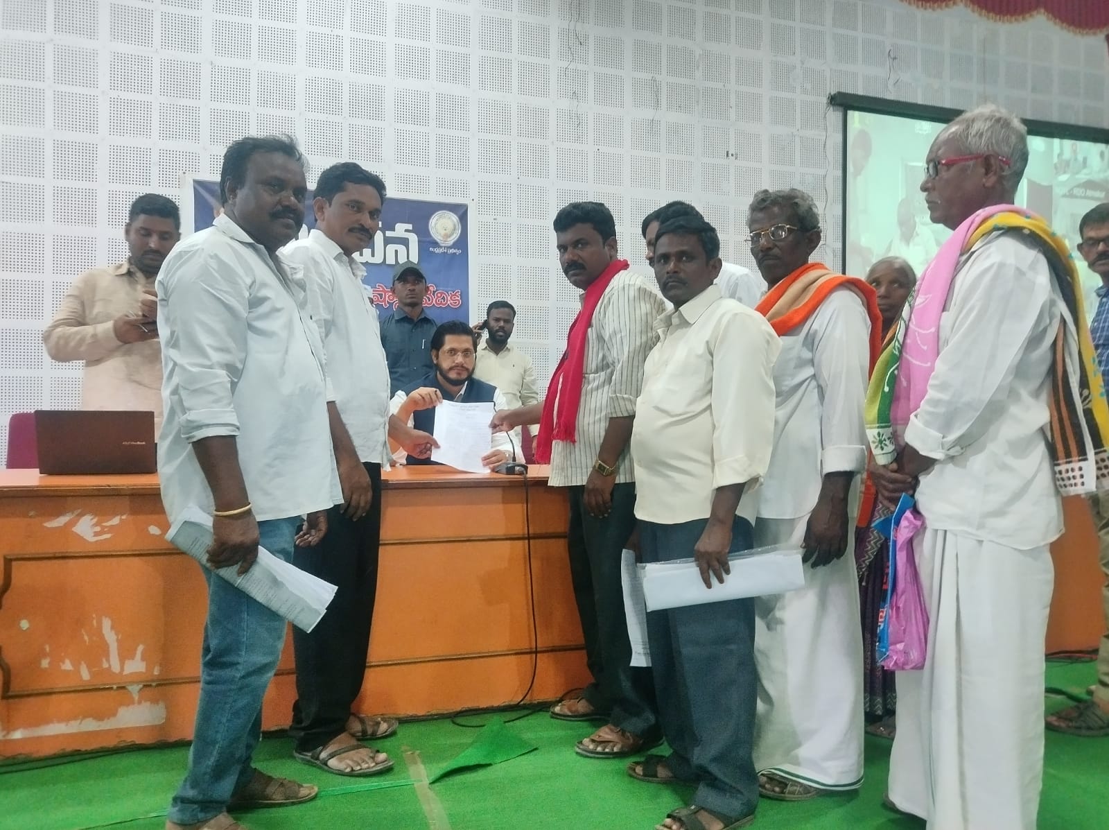 జిల్లా కలెక్టర్ కు వినతిపత్రం ఇస్తున్న వ్యవసాయ కార్మిక సంఘం నాయకులు, బాధితులు