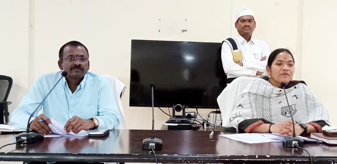 సమావేశంలో మాట్లాడుతున్న జాయింట్‌ కలెక్టర్‌