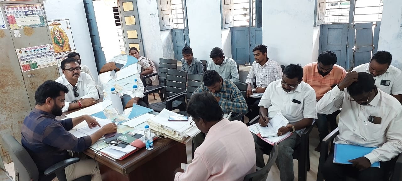 లే అవుట్‌ రికార్డులు పరిశీలన