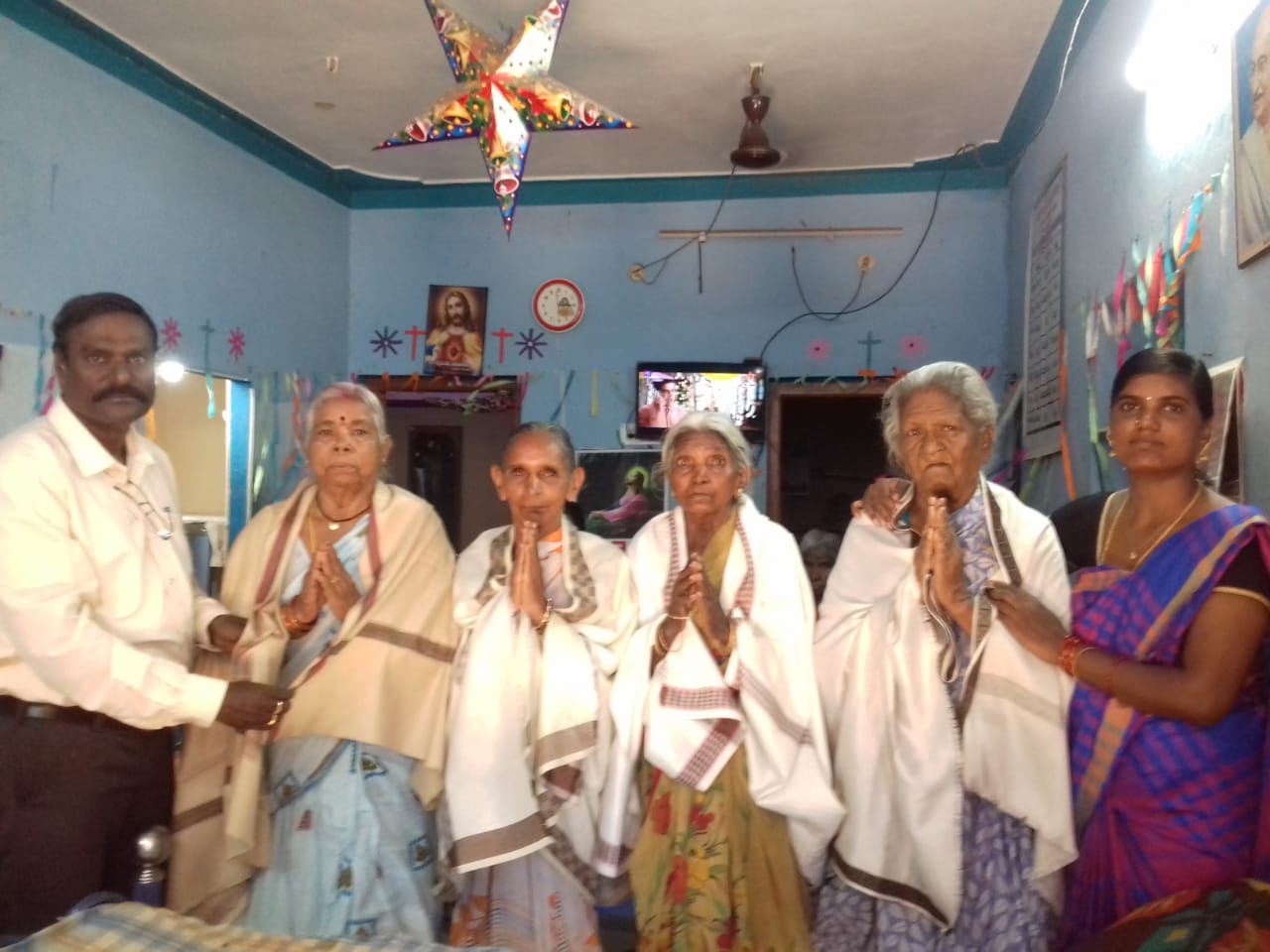 తల్లులను సన్మానిస్తున్న హోసన్నా వృద్ధాశ్రమ నిర్వాహకులు జాన.ప్రభాకర్