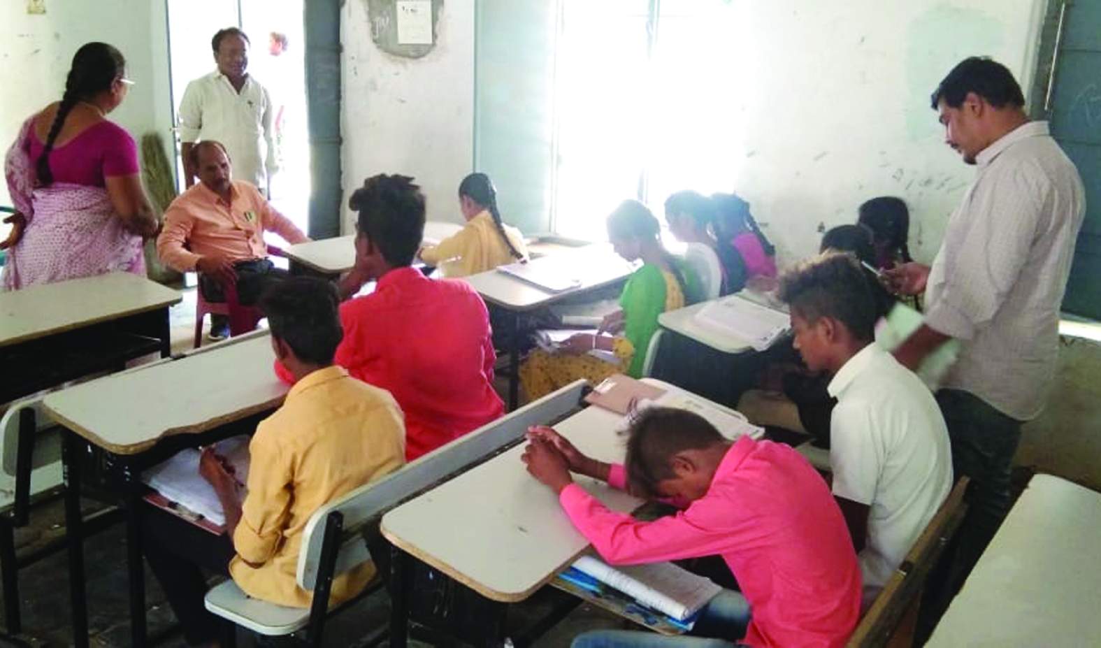 విద్యార్థులతో మాట్లాడుతున్న డిఇఒ రంగారెడ్డి