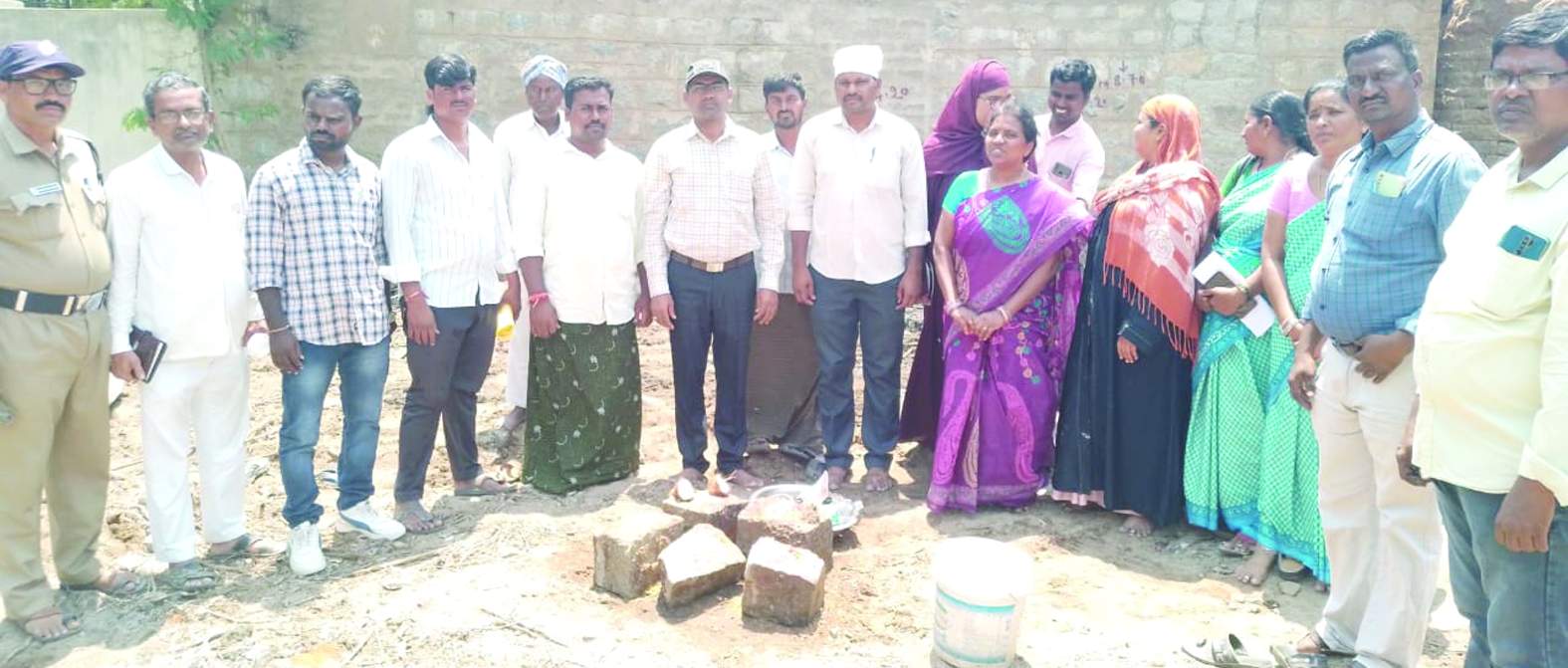 భూమి పూజ చేస్తున్న తహశీల్దార్‌ వెంకటేష్‌ నాయక్‌