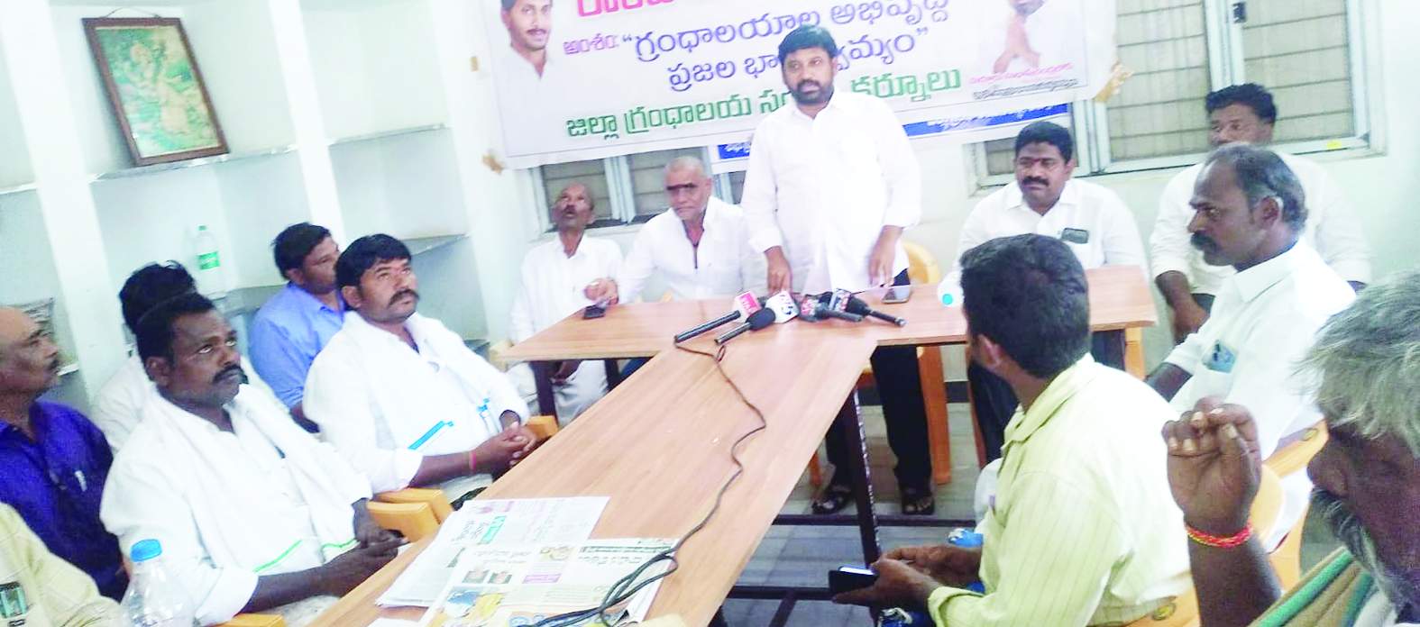 కార్యక్రమంలో మాట్లాడుతున్న జిల్లా గ్రంథాలయ సంస్థ ఛైర్మన్‌ సుభాష్‌ చంద్రబోస్‌