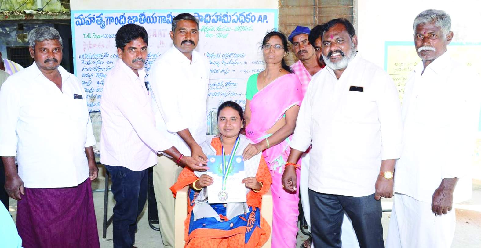 వాలంటీర్లను సన్మానిస్తున్న సర్పంచి అరుణ్‌ కుమార్‌