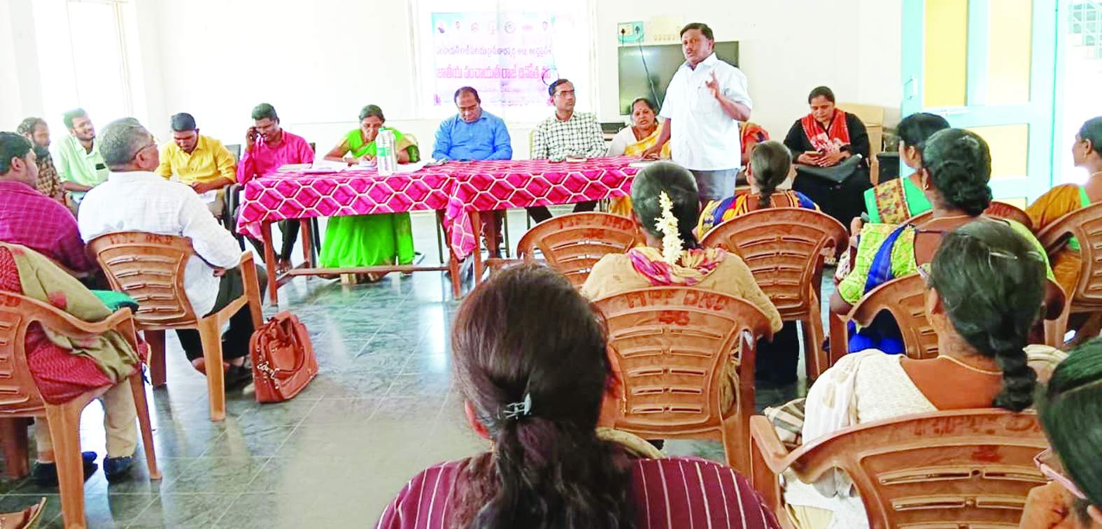 సమావేశంలో మాట్లాడుతున్న ప్రత్యేకాధికారి శ్రీనివాసులు