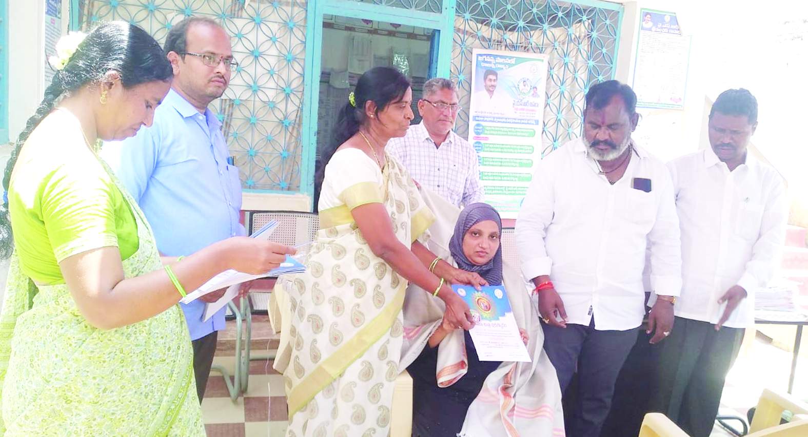 వాలంటీర్లకు సన్మానం చేస్తున్న ఎంపిడిఒ గౌరీదేవి