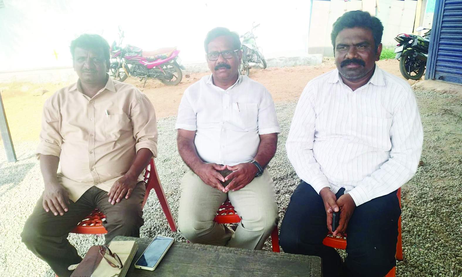 సమావేశంలో మాట్లాడుతున్న వ్యకాస రాష్ట్ర ప్రధాన కార్యదర్శి వెంకటేశ్వర్లు