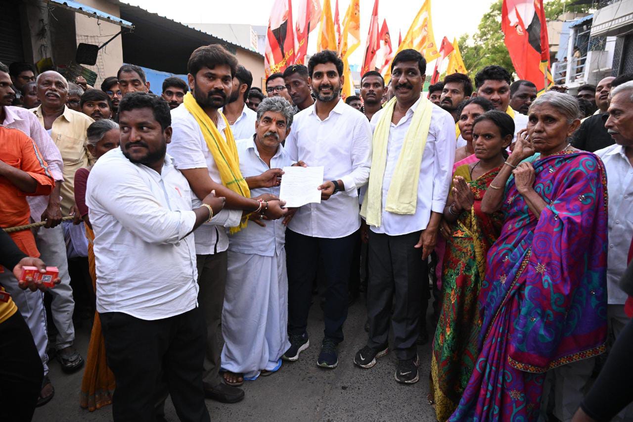 నారా లోకేష్‌కు వినతి పత్రాన్ని అందిస్తున్న తెలుగుయువత అధ్యక్షులు కుమ్మరి సుధాకర్‌