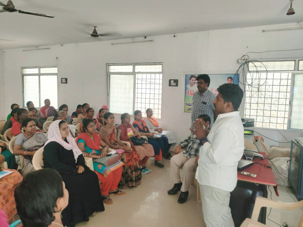 మహిళా పోలీసులు,అంగన్వాడి వర్కర్లతో మాట్లాడుతున్న మున్సిపల్‌ చైర్మన్‌ సప్తశైల రాజేష్‌