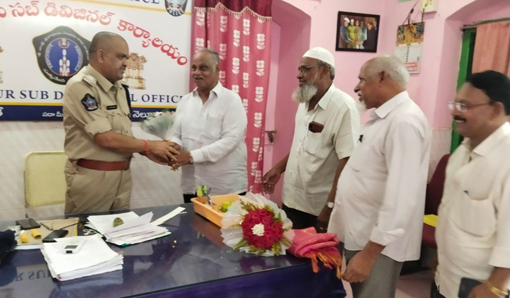డిఎస్‌పిని కలిసిన ముస్లిములు